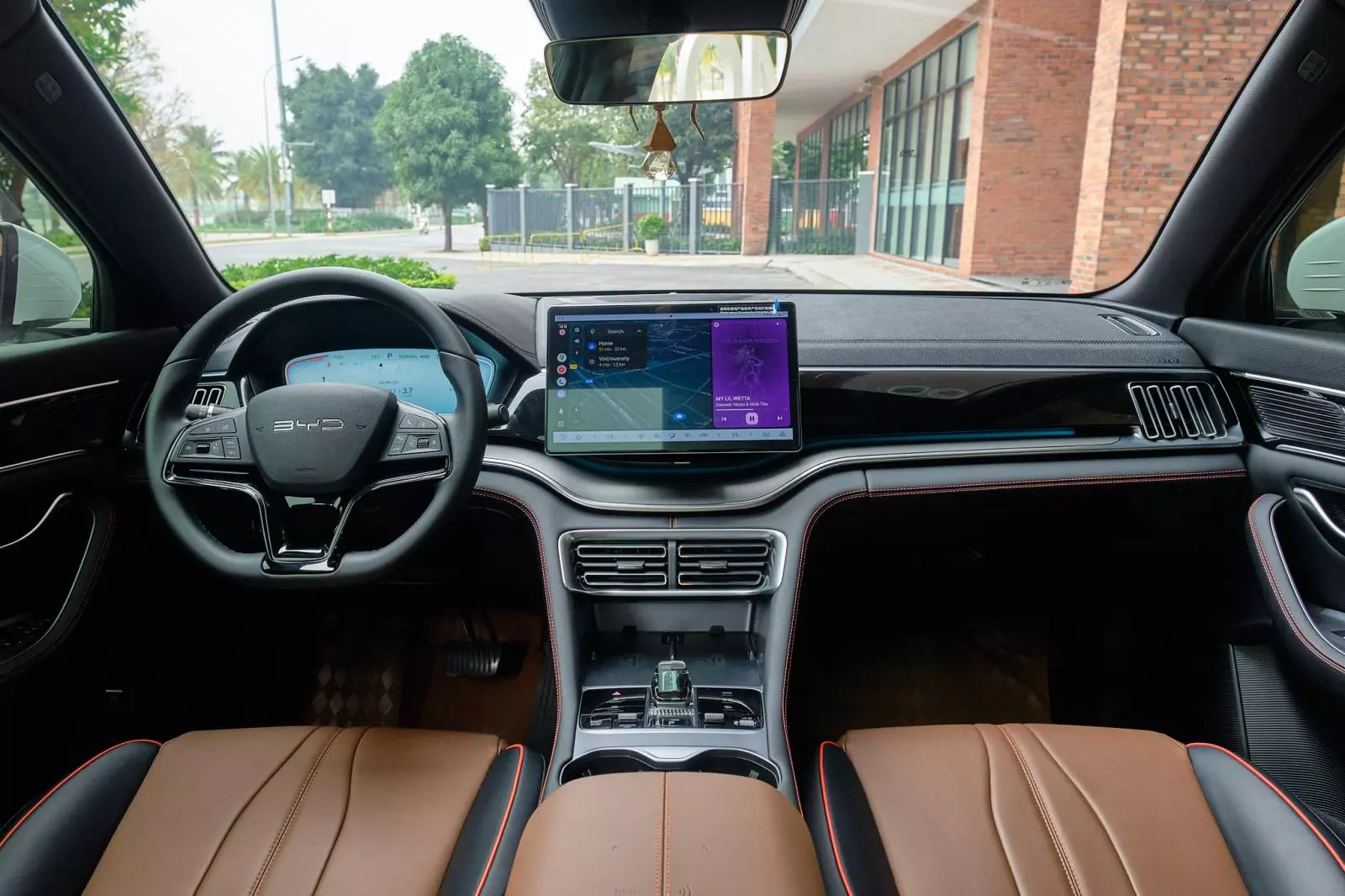 BYD Sealion 6 sở hữu chiều dài cơ sở lên tới 2.765 mm, mang đến không gian nội thất rộng rãi hơn một số đối thủ cùng phân khúc