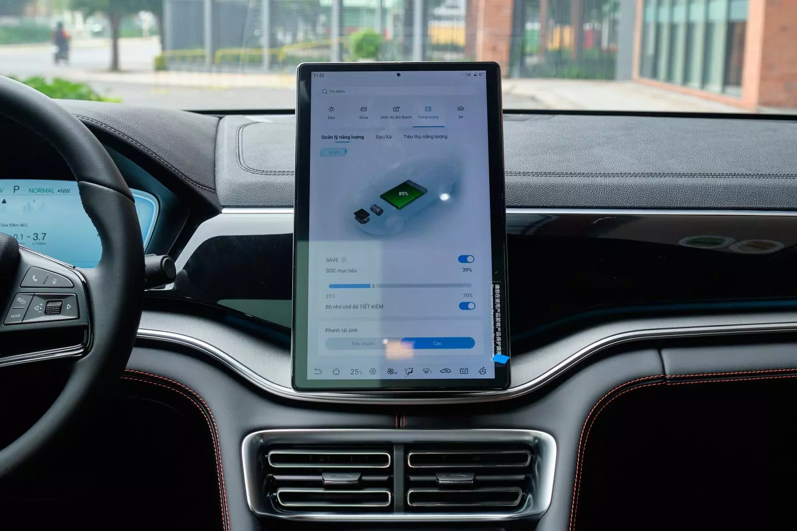 Nhiều tính năng điều chỉnh xe được đặt lên trên màn hình.