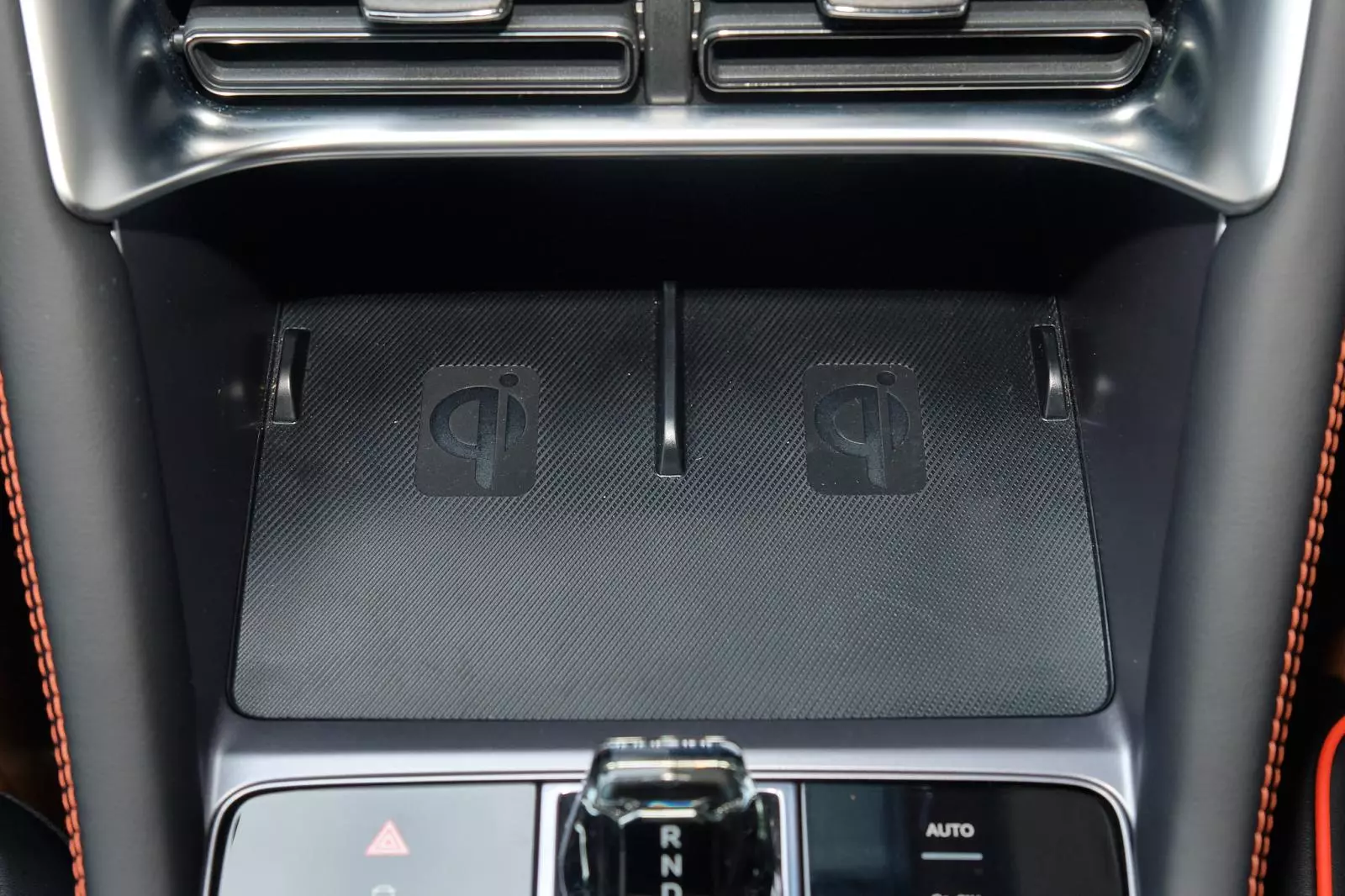 Bên dưới màn hình trung tâm có tới hai bàn sạc không dây