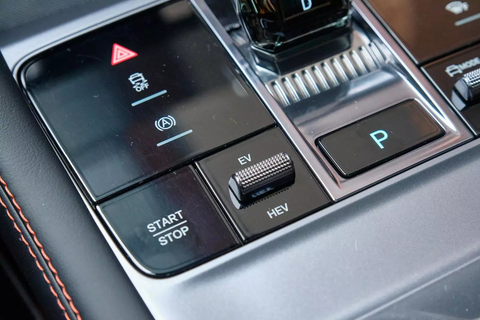 Nút gạt lựa chọn giữa hai chế độ EV và HEV được đặt ngay ở khu vực cần số