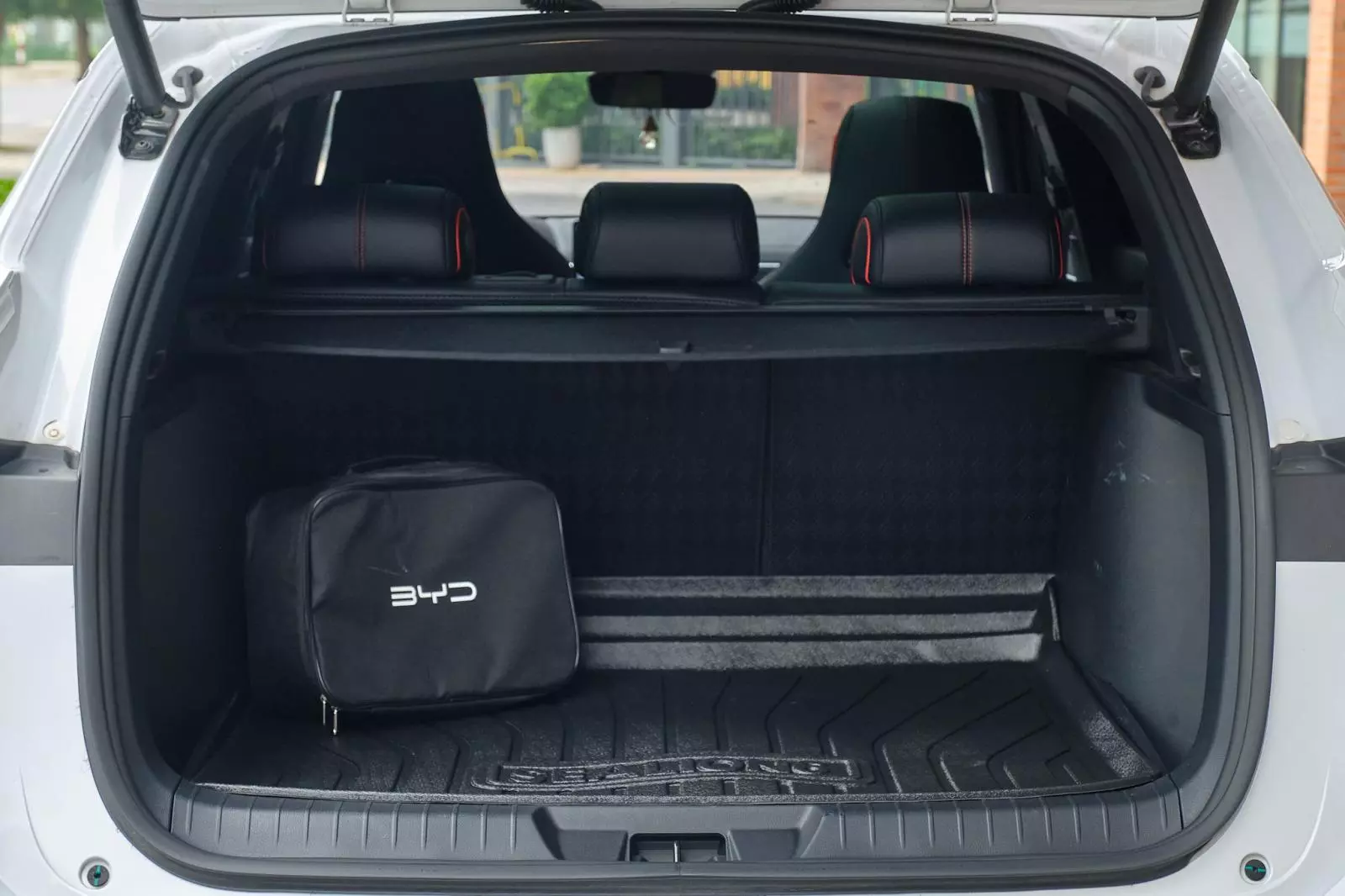 BYD Sealion 6 còn có chức năng cấp nguồn điện V2L, cung cấp nguồn điện cho các thiết bị dân dụng khi dã ngoại, thích hợp với những buổi cắm trại ngoài trời