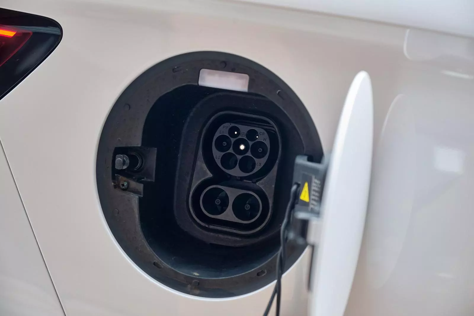 Năng lượng có thể được tái nạp thông qua bộ phanh tái sinh, hoặc chủ động cắm sạc ngoài, đem tới cho người dùng đa dạng giải pháp sạc trong quá trình sử dụng