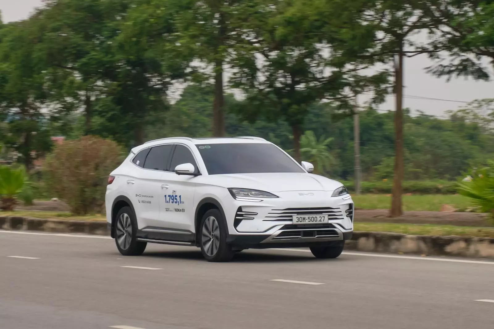 Vô-lăng của BYD Sealion 6 được xiết ở mức vừa phải, có độ chính xác cao. Khung gầm và hệ thống treo của xe cũng là một điểm cộng, đem tới sự vững chãi trong quá trình vận hành