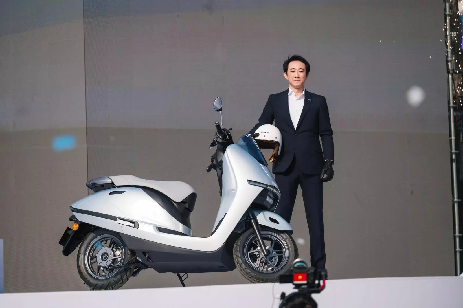 Cận cảnh thiết kế xe với phần đuôi vòm cong mềm mại.