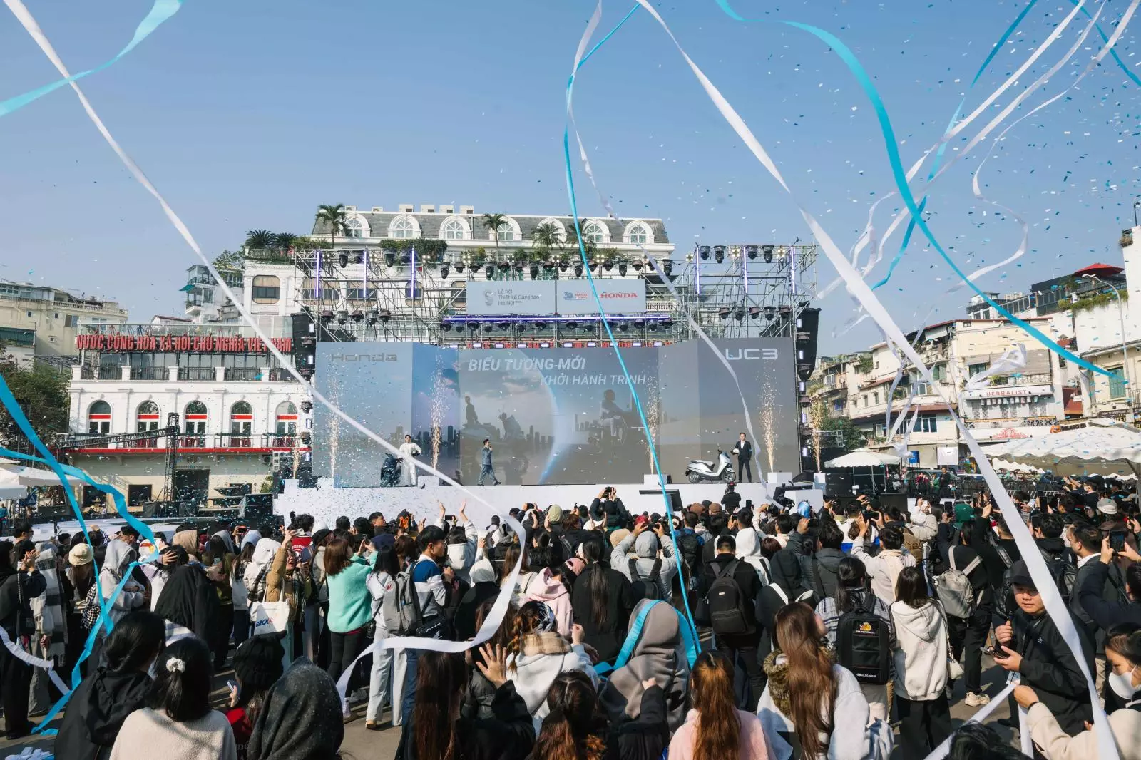 Toàn cảnh không gian ra mắt mẫu xe máy điện Honda UC3 tại Hà Nội .