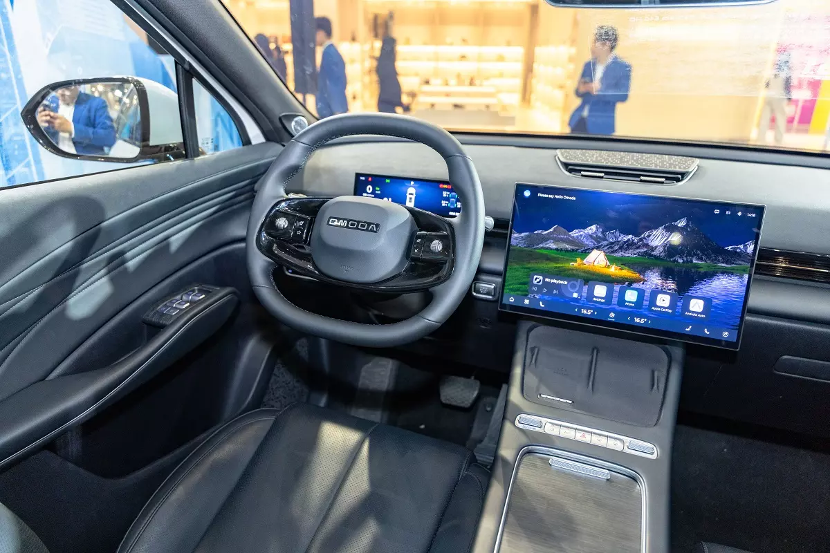 Vô lăng 2 chấu bọc da tích hợp các phím chức năng.