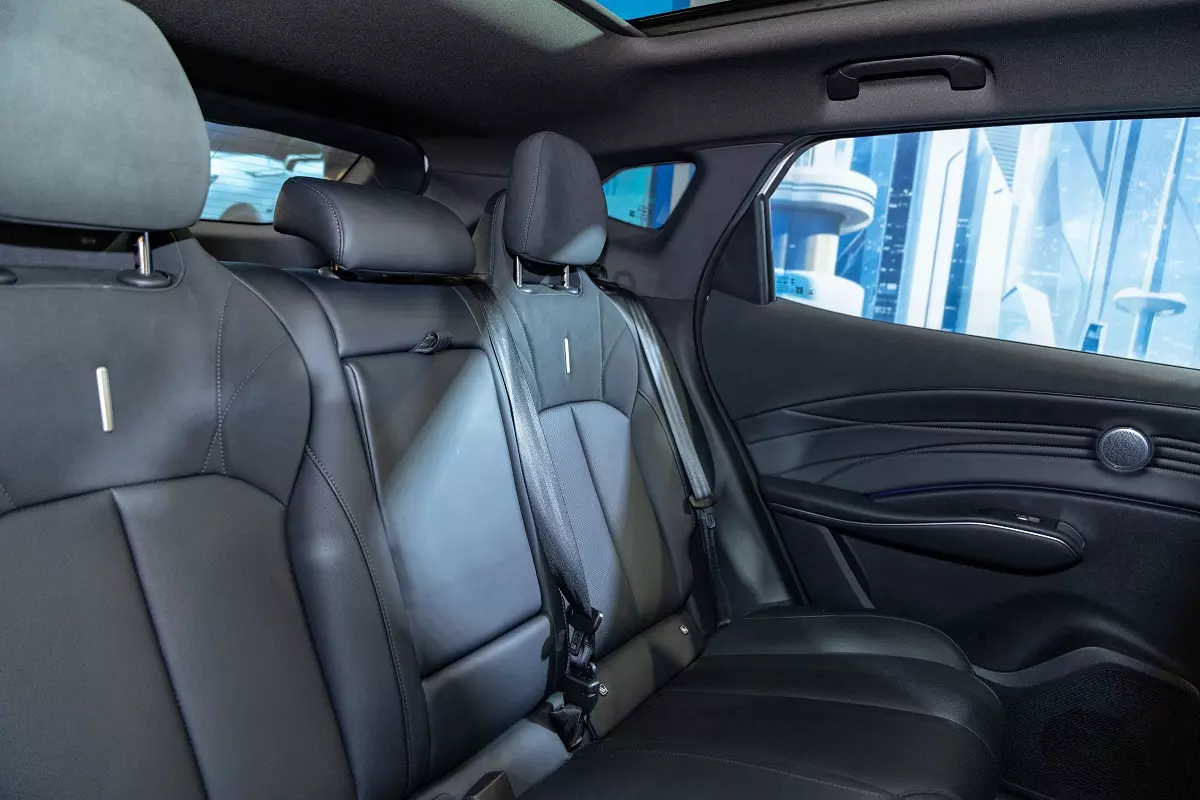 Hàng ghế thứ 2 rộng rãi.