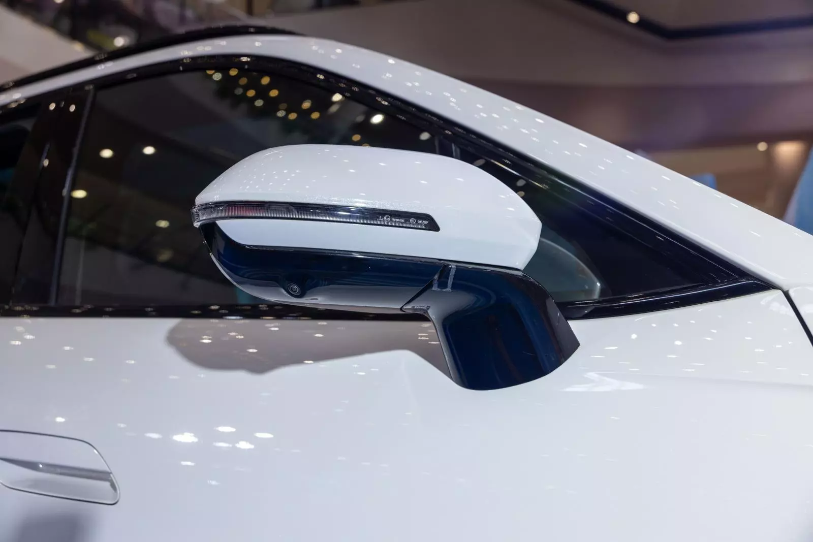 Xe được trang bị đủ cảm biến trước/sau, camera xung quanh.