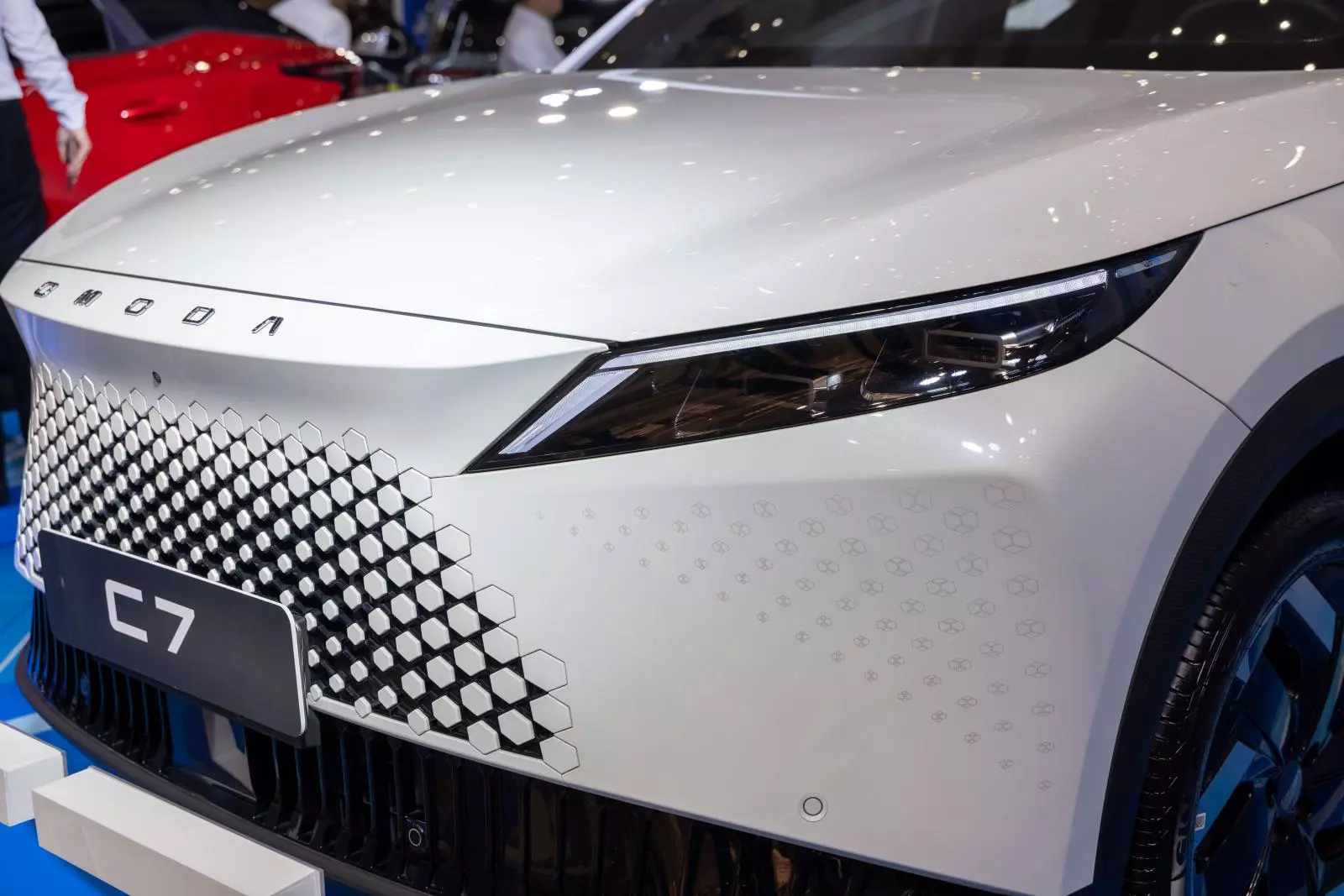 Omoda C7 nổi bật với cụm lưới tản nhiệt họa tiết kiểu tổ ong. Cụm đèn pha LED mảnh mai, sắc cạnh.