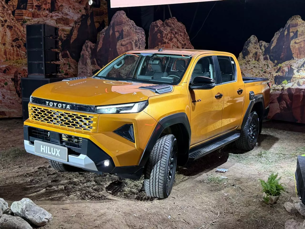 Hilux thế hệ mới nhận sự nâng cấp toàn diện với diện mạo hiện đại, thể thao hơn. Hilux thế hệ mới nhận sự nâng cấp toàn diện với diện mạo hiện đại, thể thao hơn