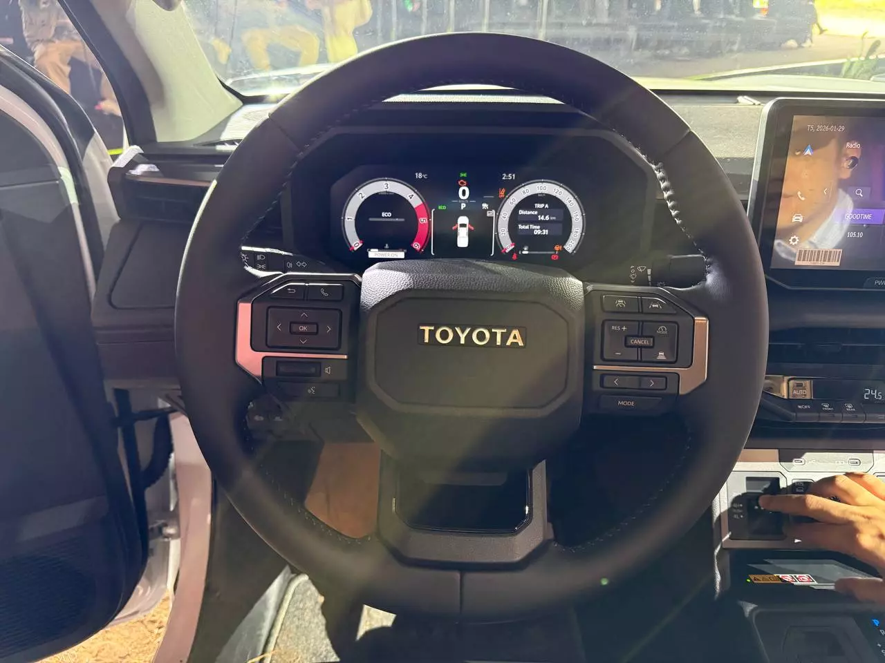 M&agrave;n h&igrave;nh th&ocirc;ng tin sau v&ocirc;-lăng 12 inch.