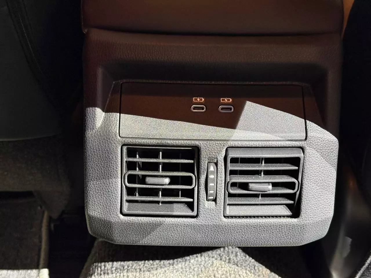 c&oacute; cửa gi&oacute; điều h&ograve;a ri&ecirc;ng.