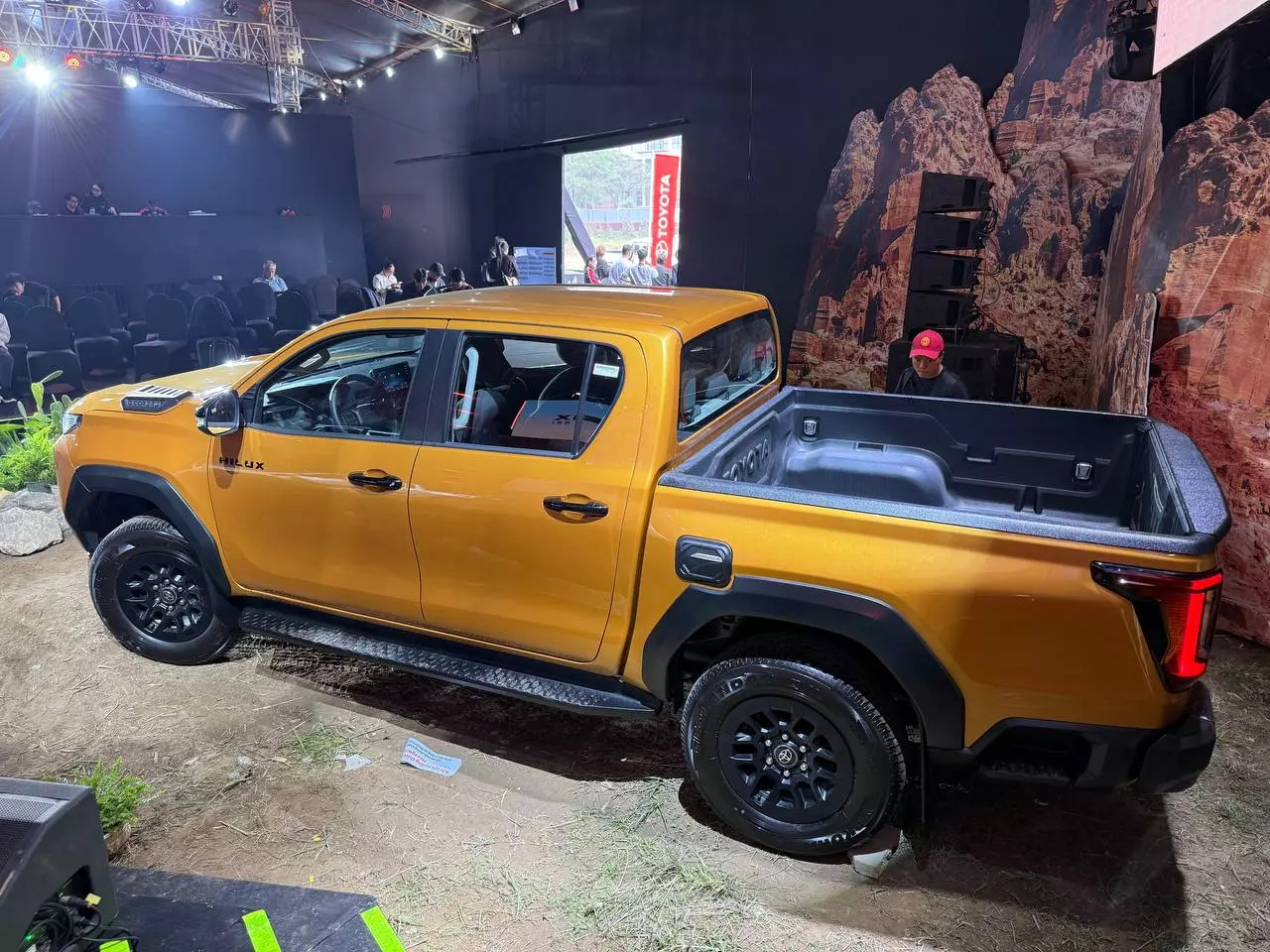 Toyota Hilux thế hệ mới đ&atilde; c&oacute; bậc bước giống Ranger