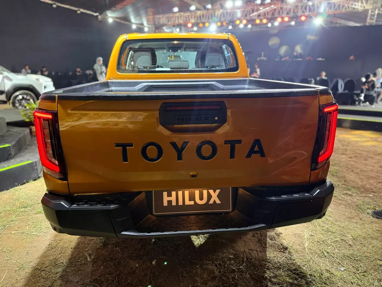 phần đu&ocirc;i Toyota Hilux.