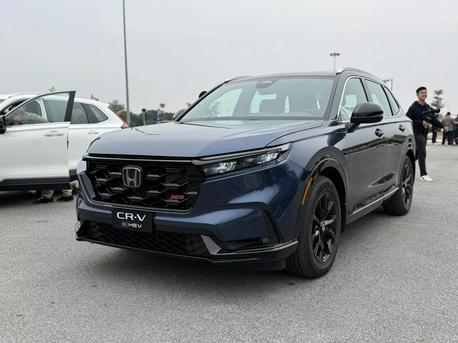 Một số chi tiết ngoại thất của Honda CR-V e:HEV 2026 được  tinh chỉnh.