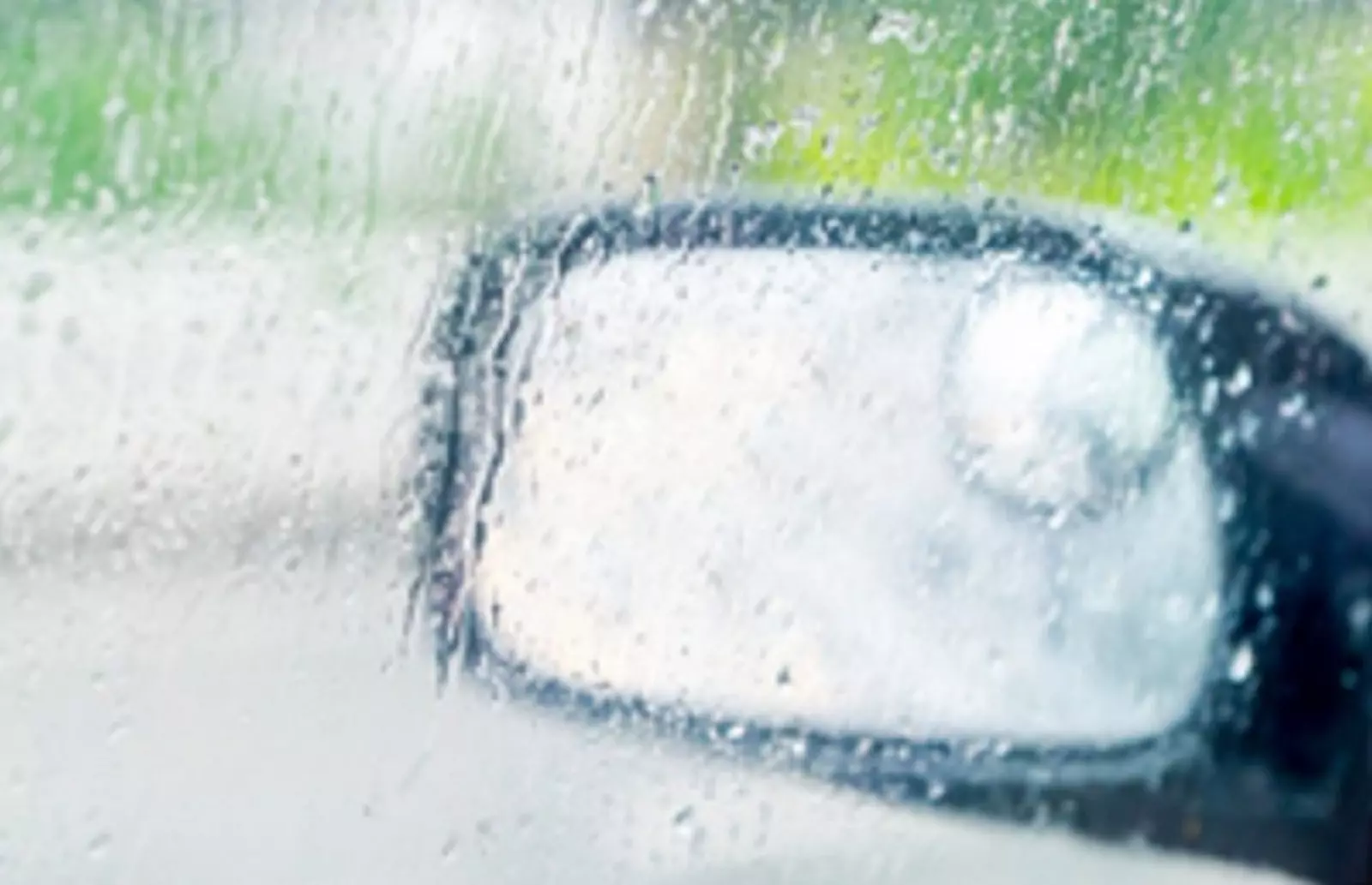 Khi gương bị mờ hoặc bám nước mưa, tầm nhìn bị thu hẹp đáng kể, khiến các thao tác như chuyển làn hay quay đầu trở nên rủi ro.