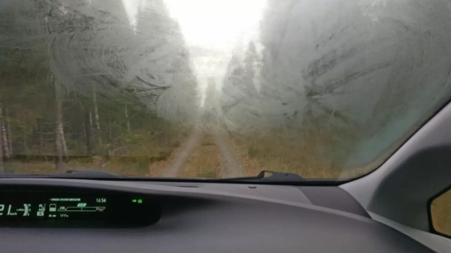 Một lớp bụi mỏng hay vết dầu mỡ trên kính lái tưởng chừng vô hại nhưng lại cực kỳ nguy hiểm khi gặp ánh đèn pha ngược chiều hoặc ánh nắng gắt.