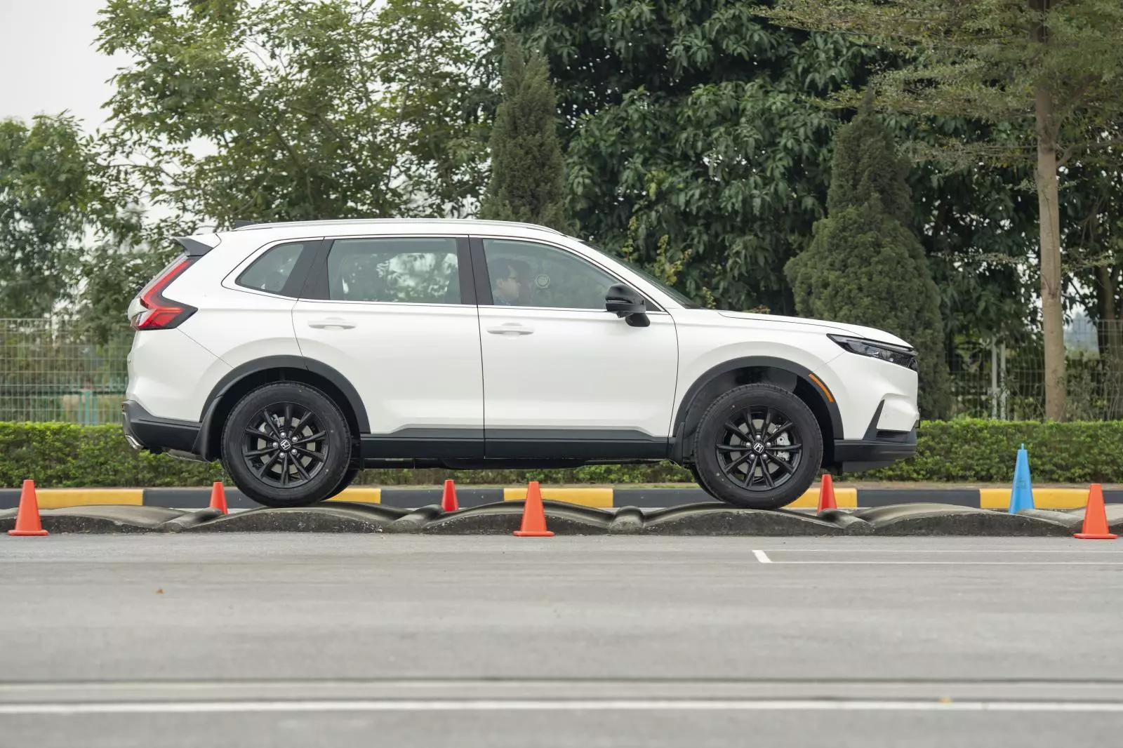 Ngoại hình mạnh mẽ của Honda CR-V e:HEV 2026.