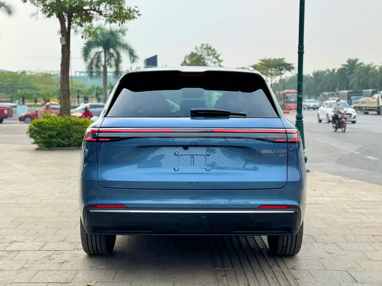 Phần đuôi xe Geely EX5 EM-i .