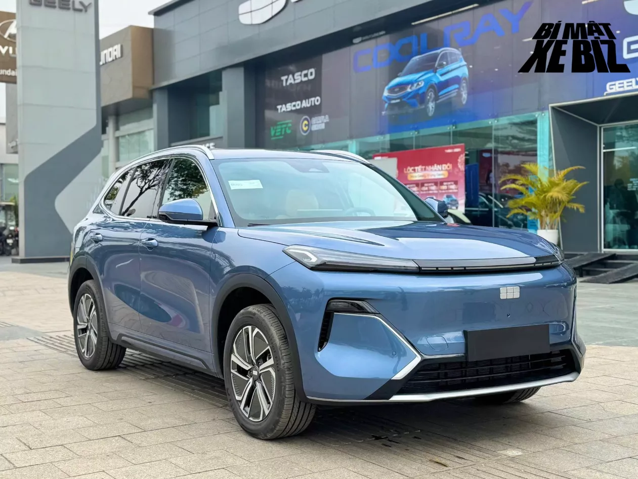 Geely EX5 EM-i 2026 sở hữu kích thước bề thế và bứt phá hơn hẳn so với phiên bản thuần điện nhờ nền tảng khung gầm GEA mới.