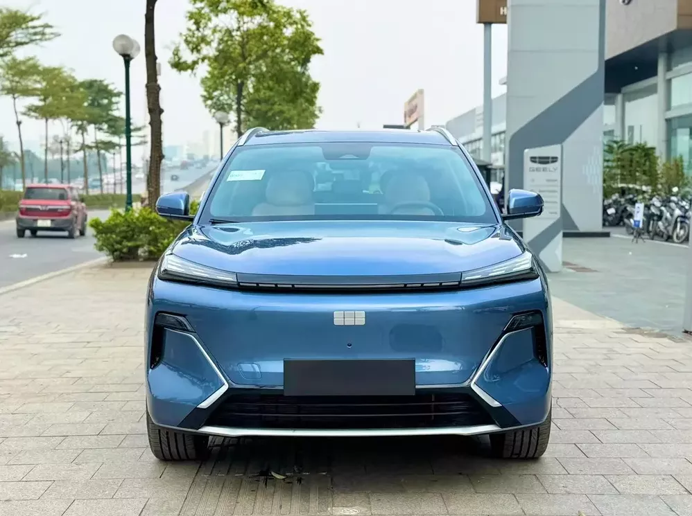 Hệ thống đèn pha sắc nét kết hợp cùng hốc gió khí động học tạo nên vẻ ngoài hiện đại và đầy sức mạnh cho mẫu SUV lai điện này