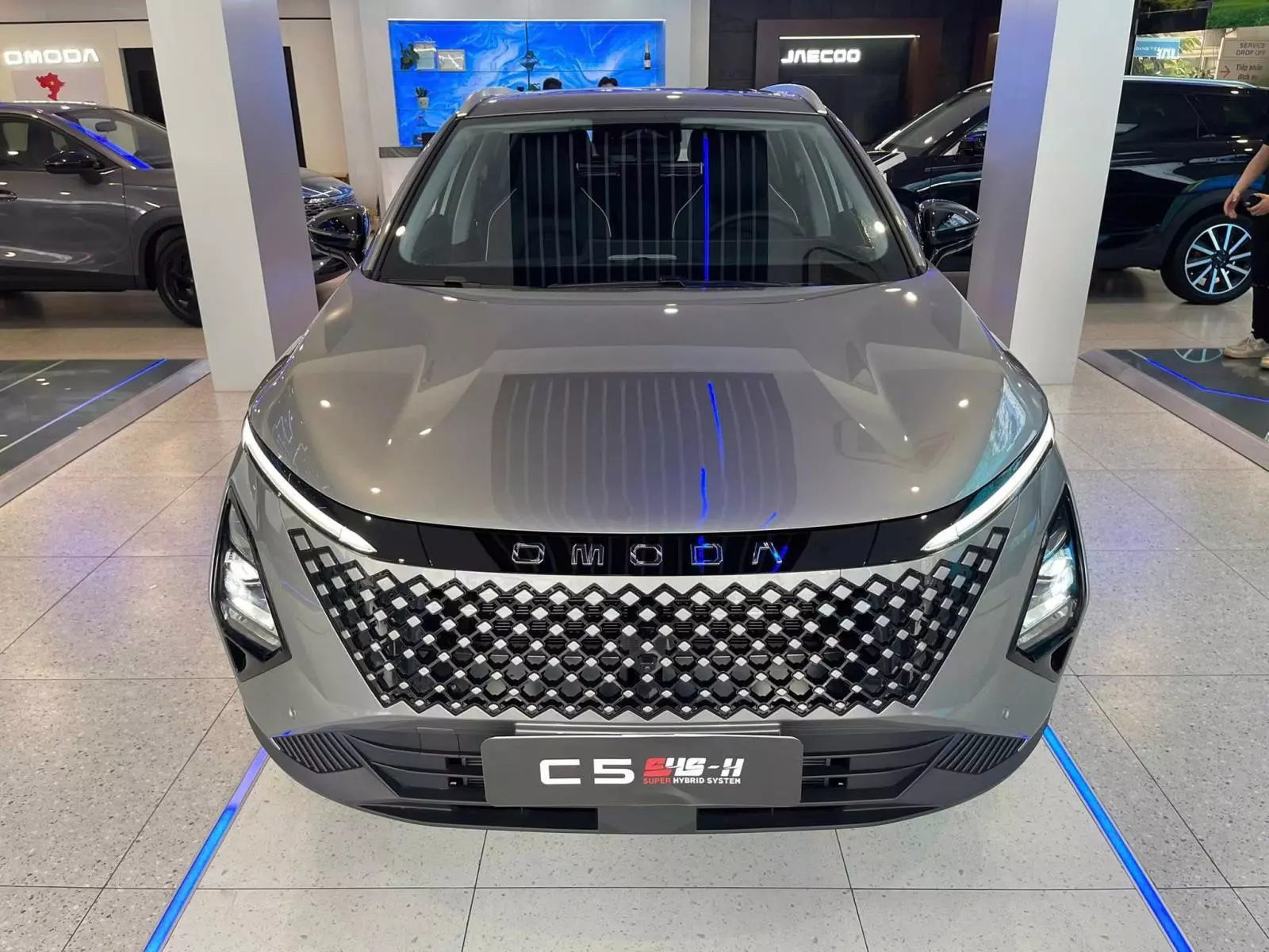Ngoại thất Omoda C5 SHS-H gây ấn tượng với lưới tản nhiệt tràn viền họa tiết kim cương.