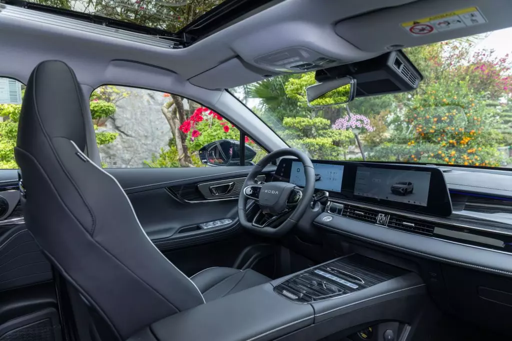 Khoang lái Omoda C5 SHS-H tối giản và hiện đại với màn hình kép 12,3 inch cùng cần số tích hợp sau vô lăng, tối ưu không gian cho người sử dụng.