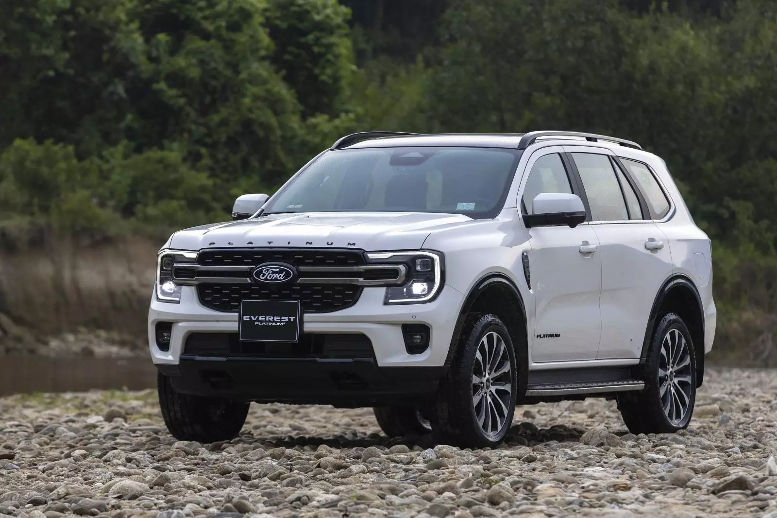 Ford Everest nâng cấp tại Việt Nam có thêm bản máy xăng 2.3L Ecoboost 300 mã lực, giá 1,629 tỷ đồng Ford Everest nâng cấp tại Việt Nam có thêm bản máy xăng 2.3L Ecoboost 300 mã lực, giá 1,629 tỷ đồng.