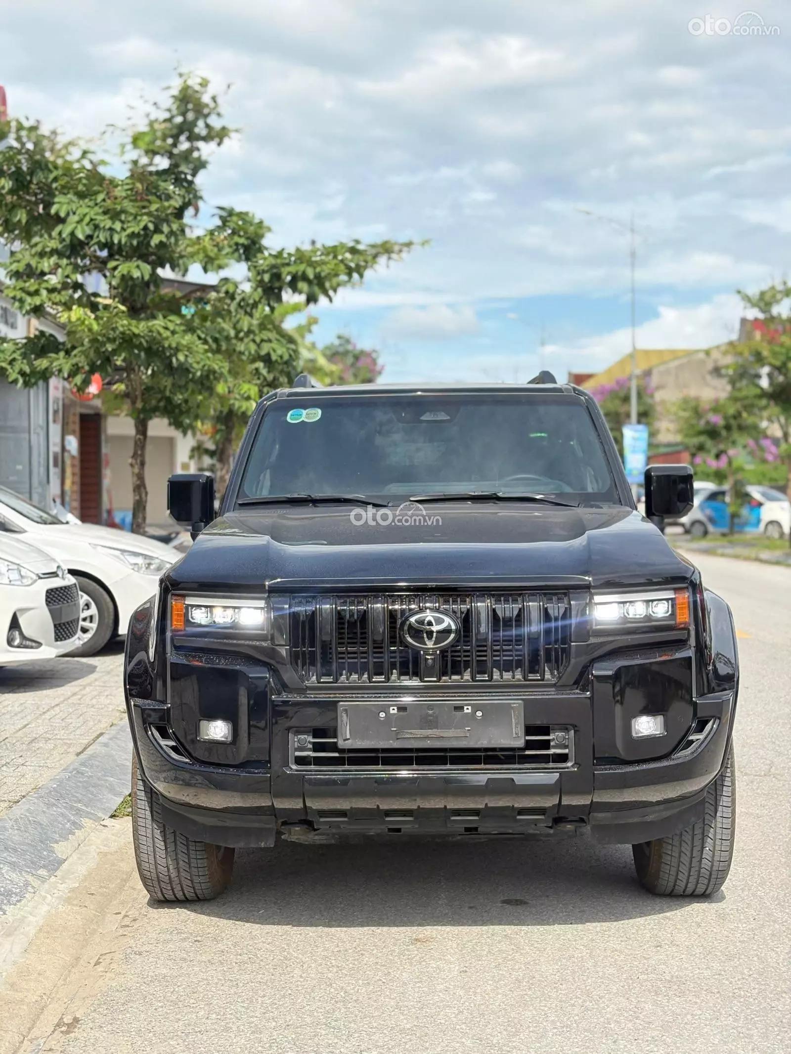 Đánh giá Toyota Land Cruiser Prado: Huyền thoại trở lại, ghế hàng 2 kiểu sofa trượt được