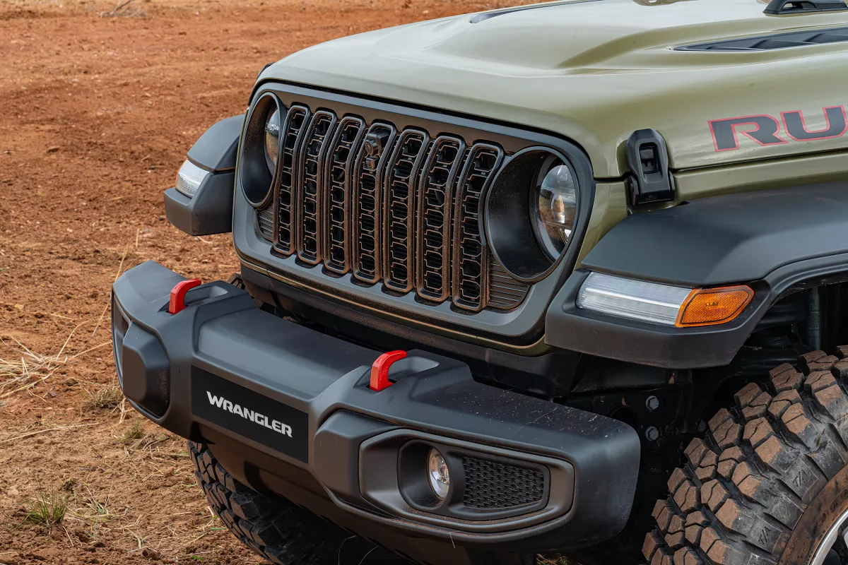 Đầu xe Jeep Wrangler 2026 với lưới tản nhiệt 7 khe dọc.