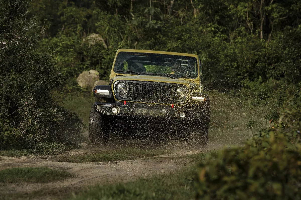 Jeep Wrangler 2026 được trang bị động cơ tăng áp 2.0L.