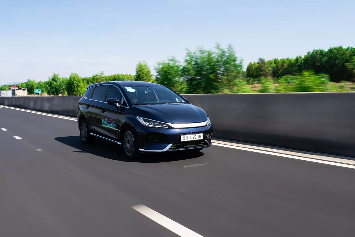 BYD M6 .