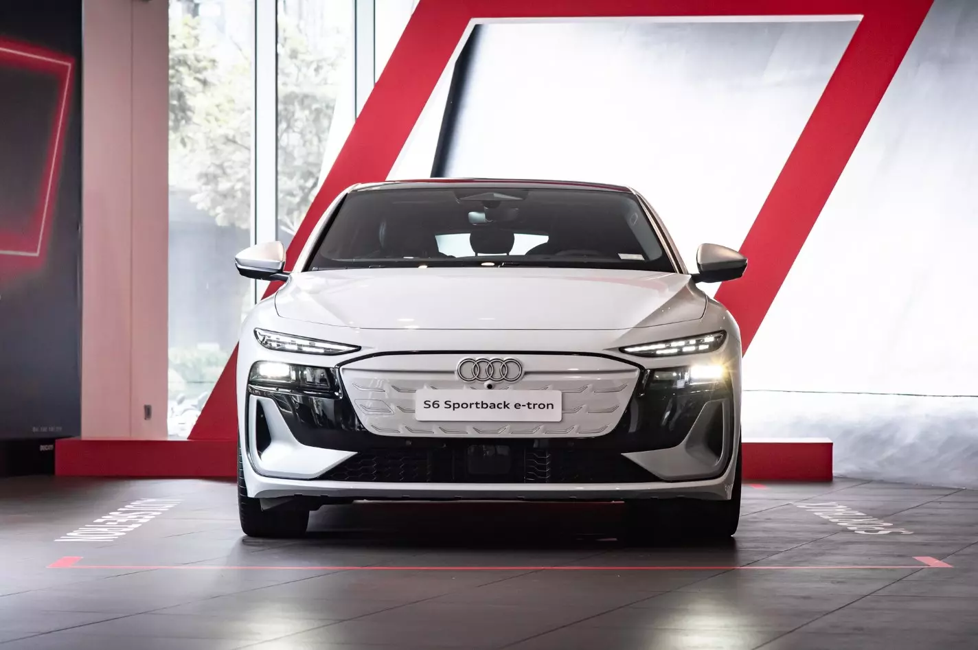 Hệ truyền động hai mô-tơ cùng dẫn động quattro giúp S6 Sportback e-tron tăng tốc tốt Hệ truyền động hai mô-tơ cùng dẫn động quattro giúp S6 Sportback e-tron tăng tốc tốt.