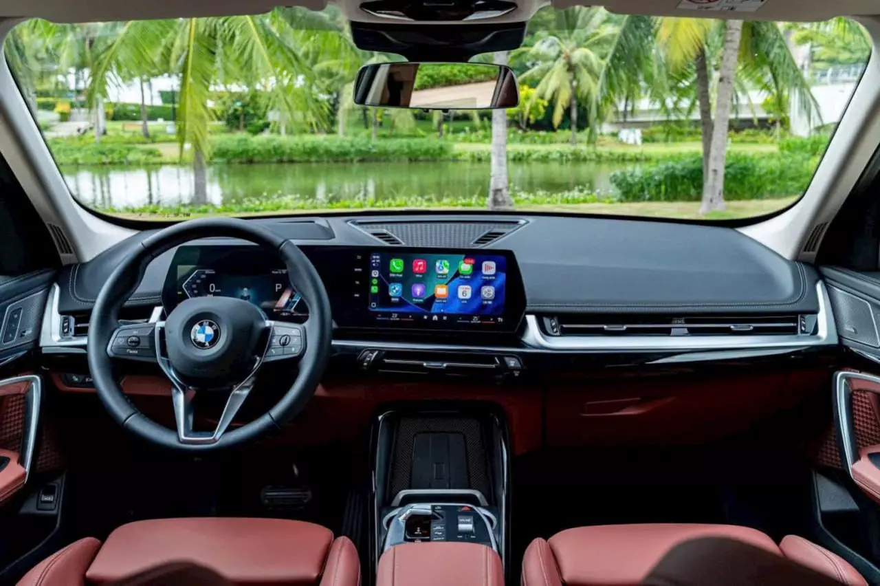 Khoang lái BMW X1 nổi bật với hệ thống màn hình kép dạng cong.