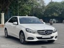 Màu trắng, nội thất nâu, còn mới nguyên