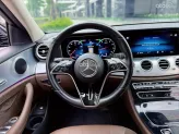 Mercedes-Benz E180 2022 - Xe màu đen, nội thất nâu