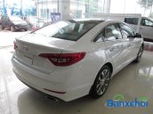 Xe Hyundai Sonata 2015 mới màu trắng đang được bán