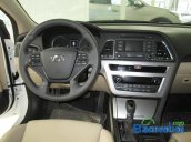 Xe Hyundai Sonata 2015 mới màu trắng đang được bán