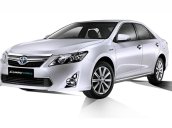 Bán xe Toyota Camry đời 2014, màu bạc  