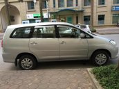 Cần bán Toyota Innova sản xuất 2011, màu bạc xe gia đình 