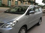 Cần bán Toyota Innova sản xuất 2011, màu bạc xe gia đình 