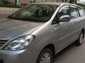 Cần bán Toyota Innova sản xuất 2011, màu bạc xe gia đình 