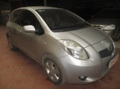 Cần bán gấp Toyota Yaris cũ màu bạc, nhập khẩu Nhật Bản, số tự động  