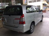 Cần bán Toyota Innova 2.0E đời 2015, màu xám, xe mới