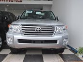 Showroom Auto Hưng Phát bán xe Toyota Land Cruiser VX V8 màu đen và bạc và bạc nội thất cực đẹp, mới 100% năm 2015