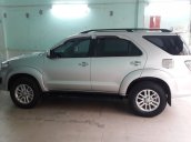 Cần bán Toyota Fortuner G số sàn máy dầu SX 2014 màu bạc, xe còn mới 99%