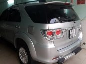 Cần bán Toyota Fortuner G số sàn máy dầu SX 2014 màu bạc, xe còn mới 99%