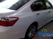 Cần bán xe Honda Accord 2015, màu trắng