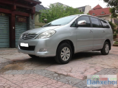 Nhà tôi muốn bán xe Innova SX cuối 2009 sử dụng 2010 xe màu bạc rất đẹp nhà ít đi lên còn mới