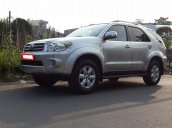 Toyota Fortuner AT - cũ trong nước đời 2011, màu bạc, như mới, 765 triệu